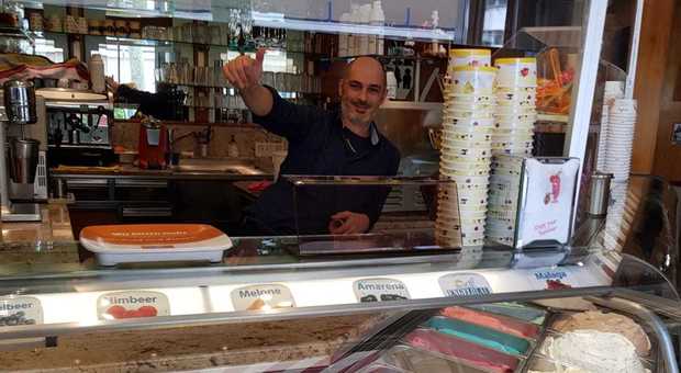 Gian Enrico Chicco Caserta alla finestra della gelateria di Hagen al confine con l'Olanda