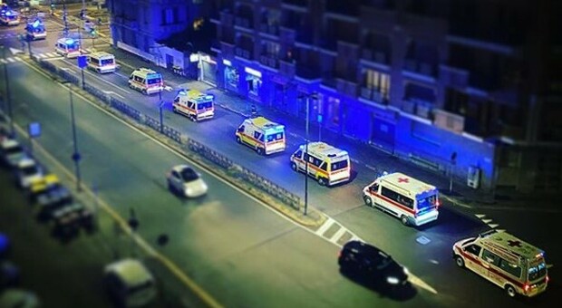 Torino, la foto simbolo della seconda ondata di coronavirus: la fila di ambulanze occupa tutta la strada