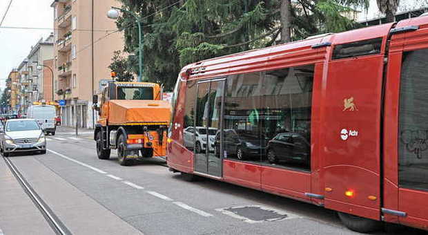 Guasto elettrico per il tram In azione i bus sostitutivi
