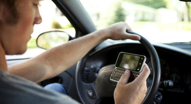 L'uso del cellulare in auto è la prima causa di incidenti