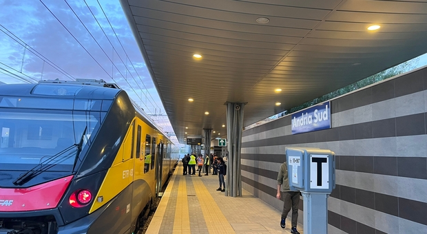 Trasporti, riaperta la tratta Andria-Corato: l'arrivo del primo treno a sei anni dall'incidente che provocò 23 morti