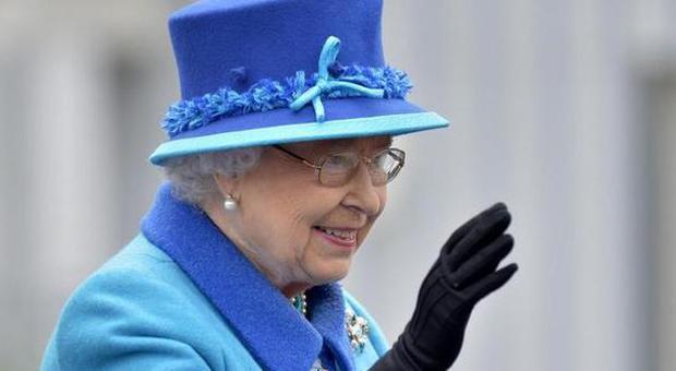La regina Elisabetta e il record sul trono. ​Gli auguri dei sudditi la fanno commuovere