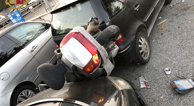 Roma, tenta di uccidere motociclista dopo inseguimento: «Se non ti uccido adesso ci riuscirò domani»