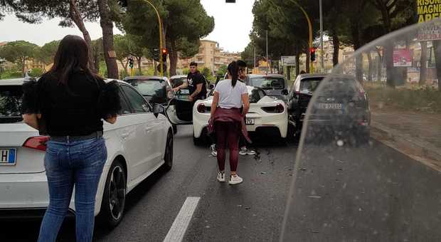 Ferrari si schianta su una fila di auto ferme al semaforo: incidente choc a Roma FOTO