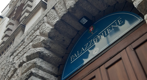 La nuova insegna collocata all'ingresso di palazzo Thiene, a Vicenza