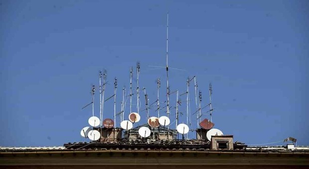 Roma, morto nella caduta dal tetto: voleva riparare l'antenna della tv, dramma al telefono col figlio