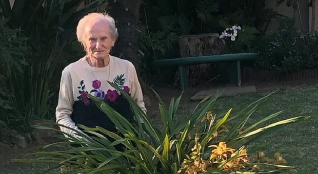 Dopo una vita di emigrazione in Sudafrica, Elena, 94 anni, chiede di tornare a casa per Natale: il 3 gennaio dopo una visita all'amica, muore