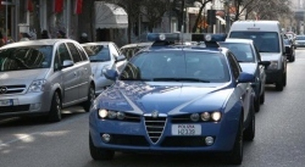 Pescara, motorini come ariete per sfondare le vetrine dei negozi: raffica di furti