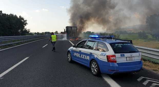 Rimorchio carico di carta in fiamme sull'autostrada A1 tra Attigliano e Giove. Brucia anche la scarpata: traffico rallentato