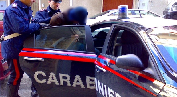 Il ladro di merendine catturato dai carabinieri: risolto il mistero delle macchinette svuotate a Benevento