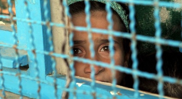 Diciottenne incatenata, torturata dai genitori esfamata a pane e acqua: «Voleva scappare»