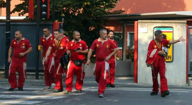 Dipendenti Ferrari escono dalla fabbrica di Maranello