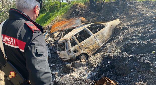 Auto rubate, demolite e bruciate: arrestati due rom nel campo profughi di Giugliano