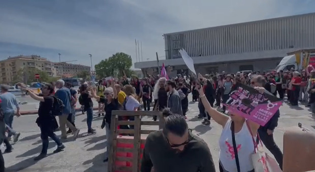 «I bambini non si uccidono»: blitz dei pro-vita alla manifestazione per l’aborto ad Ancona