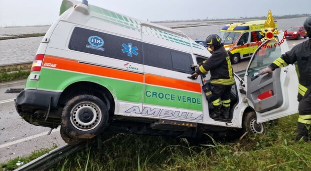 Incidente a Chioggia, scontro tra un'ambulanza e un'auto: tre feriti, uno è grave