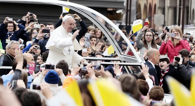 Il Papa a Carpi: «Mai farsi intrappolare dalle macerie della vita»