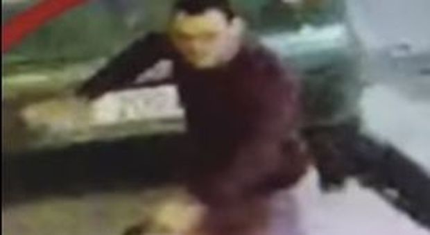 Napoli, rapinatore ucciso: ecco il video del gioielliere con l'arma in pugno