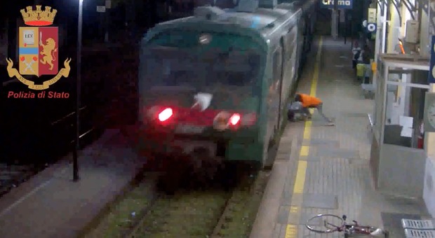 Nigeriano tenta di lanciare un ragazzo sotto il treno per rubargli la bici