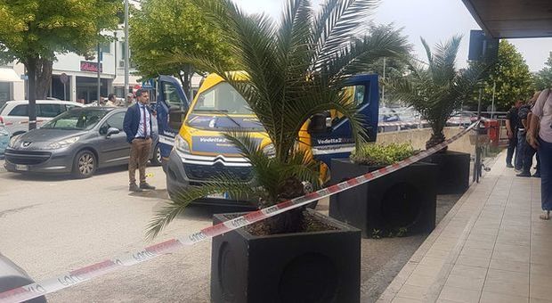 Civitanova Marche, assalto a portavalori: banditi in fuga dopo scontro a fuoco, colpite alcune auto