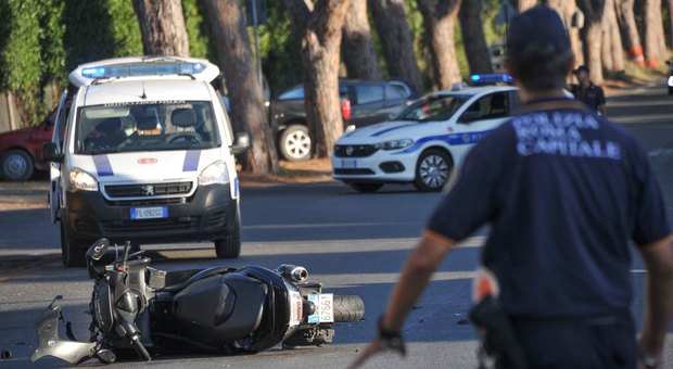 Motociclista muore in via di Castel Fusano nello scontro con un'auto: aveva 41 anni