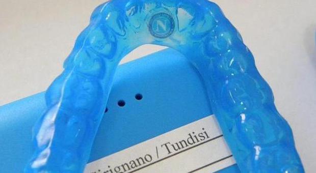 Per i calciatori del Napoli i bite dentali con il simbolo azzurro