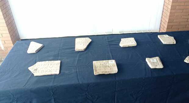 Epigrafi funerarie trafugate negli anni 40 da Ostia ritrovate in una abitazione privata a Fano: l'enigma risolto grazie all'archeologo Fausto Zevi