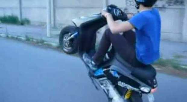 Evade dai domiciliari per fare acrobazie in scooter, multato prende a badilate i vigili