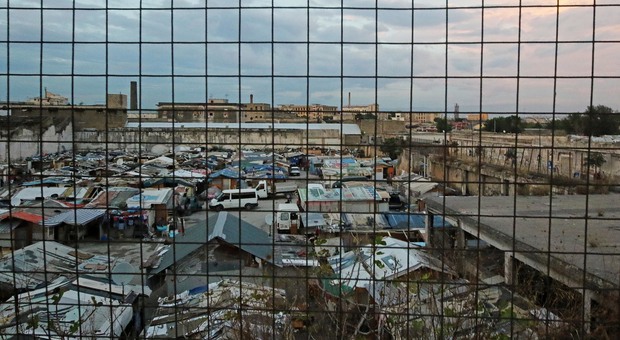 Poliziotto ucciso a Napoli, in sei campi vivono duemila rom: mai spesi i fondi europei