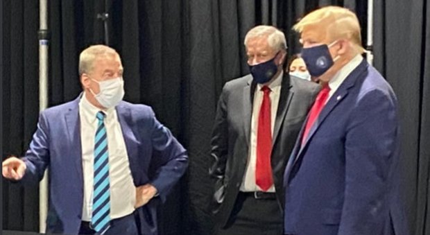 Dopo la resa di Trump, tra gli "irriducibili" antimascherina resistono solo Johnson e Kim