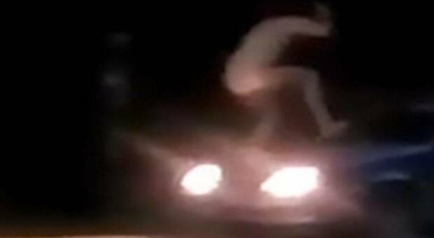 Napoli: salta sul tetto di un'auto e si fa riprendere dagli amici con i cellulari, 16enne denunciato