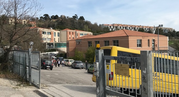 Ancona, nel ripostiglio dei peccati le carezze hard del bidello di 66 anni