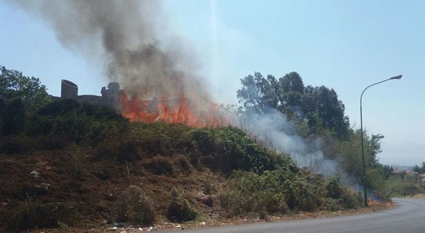 Incubo incendi sul Vesuvio: di nuovo fiamme sul versante di Torre del Greco
