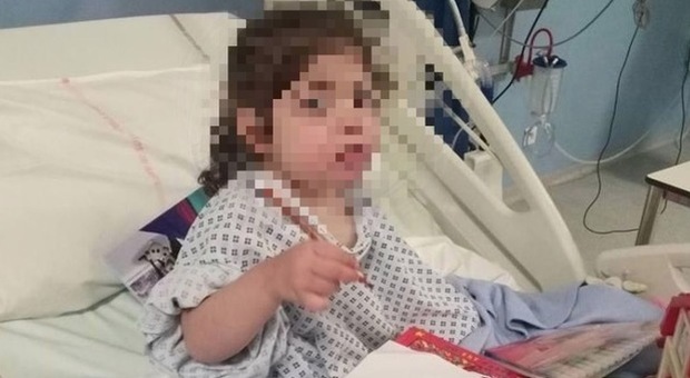 Bimba di 3 anni ingoia una pila e ha la tosse: per i medici è bronchite e la piccola muore dopo una lunga agonia