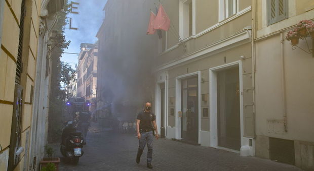 Roma, incendio in un ristorante a via Mario dè Fiori: due intossicati