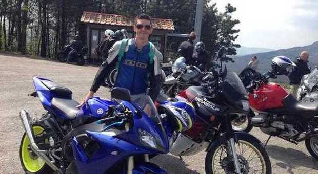 Schianto in moto: muore a 33 anni Gita con gli amici finisce in tragedia