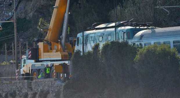 La gru riposiziona sui binari il locomotore del treno deragliato a Savona