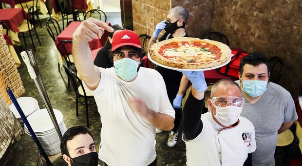 Napoli, assalto ai forni riaccesi: per avere una pizza ordini con giorni di anticipo