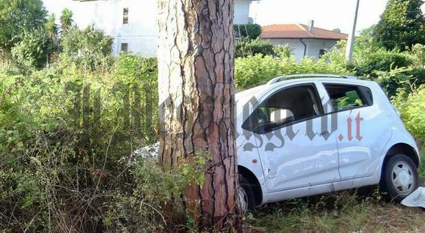 Auto contro un albero, incidente mortale su via Epitaffio: la vittima aveva 44 anni