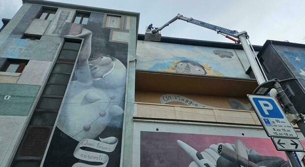 Montegranaro, torna in città Zed1. Si completa e restaura il maxi murales: «Qui abbiamo la casa della street art»
