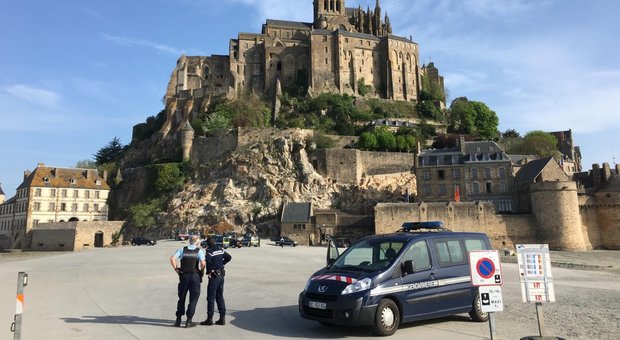 Allerta terrorismo a Mont Saint Michel. Evacuati 100n turisti. Il prefetto: «Caccia all'uomo, setacciamo casa per casa»
