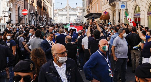 Centrodestra in piazza, il flashmob finisce in calca. Berlusconi: cattivo esempio