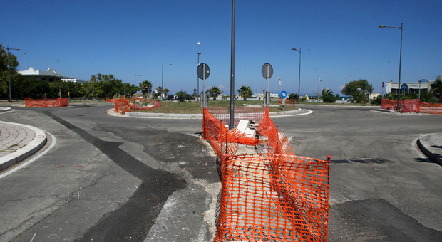 Puglia, 100 milioni ai Comuni per rifare le strade. La Regione: «Denaro a tutte le municipalità, da Accadia a Zollino»/L'elenco completo
