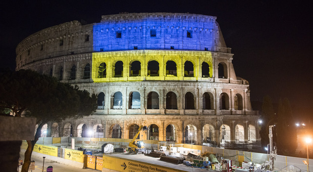 Roma, il Colosseo si illumina (24 ore dopo le città europee) con i colori della bandiera dell'Ucraina