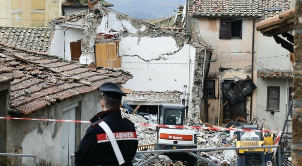 Crolla palazzina a Canale Monterano, la testimonianza: «Ho scavato a mani nude per tirare fuori mio figlio»