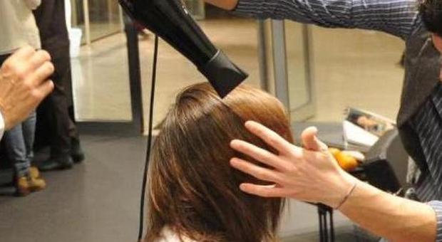 Massaggi hard dal parrucchiere dei vip, una cliente accusa: «Carezze nelle parti intime»