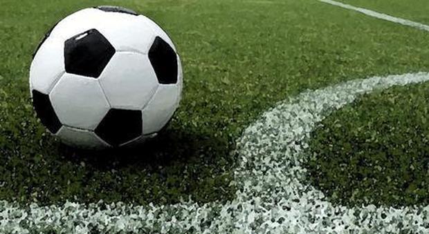 Organizza partita di calcio fra infetti e negativi: denunciato 23enne di Pamplona