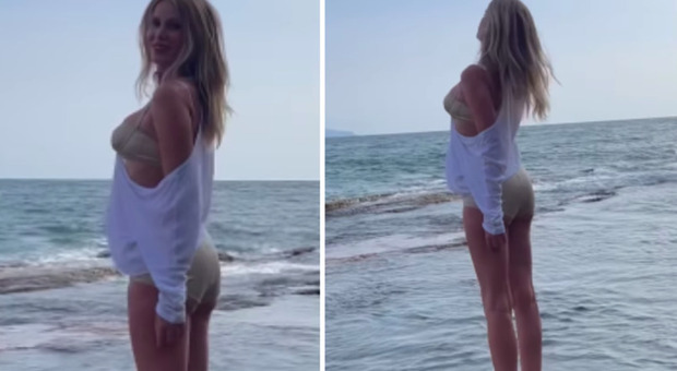 Alessia Marcuzzi, bikini malizioso in riva al mare: «Ultimo giorno...»