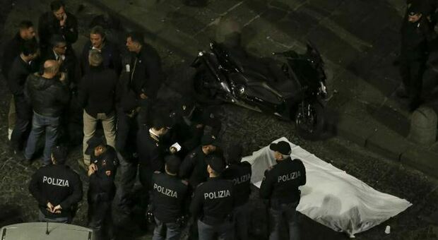 Napoli, i killer gli sparano in casa e lui tenta la fuga lanciandosi dal balcone: morto 50enne