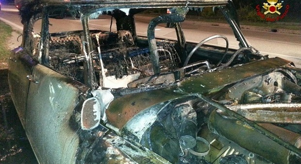 L'auto storica distrutta dalle fiamme