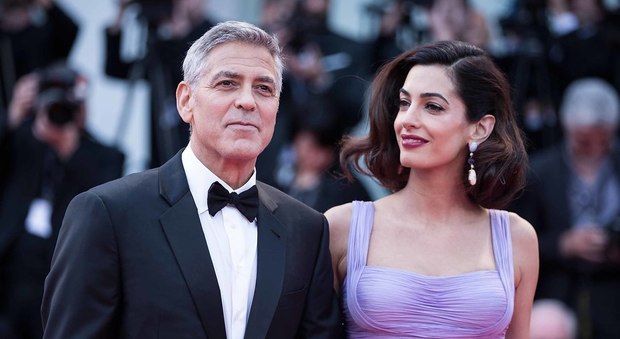Clooney, i gemelli non smettono di piangere in aereo: ecco cosa ha fatto George per gli altri passeggeri